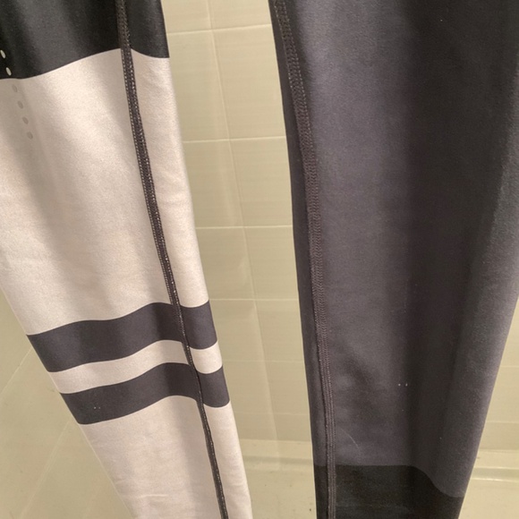 *Rare* ALO Yoga Leggings - Picture 4 of 15